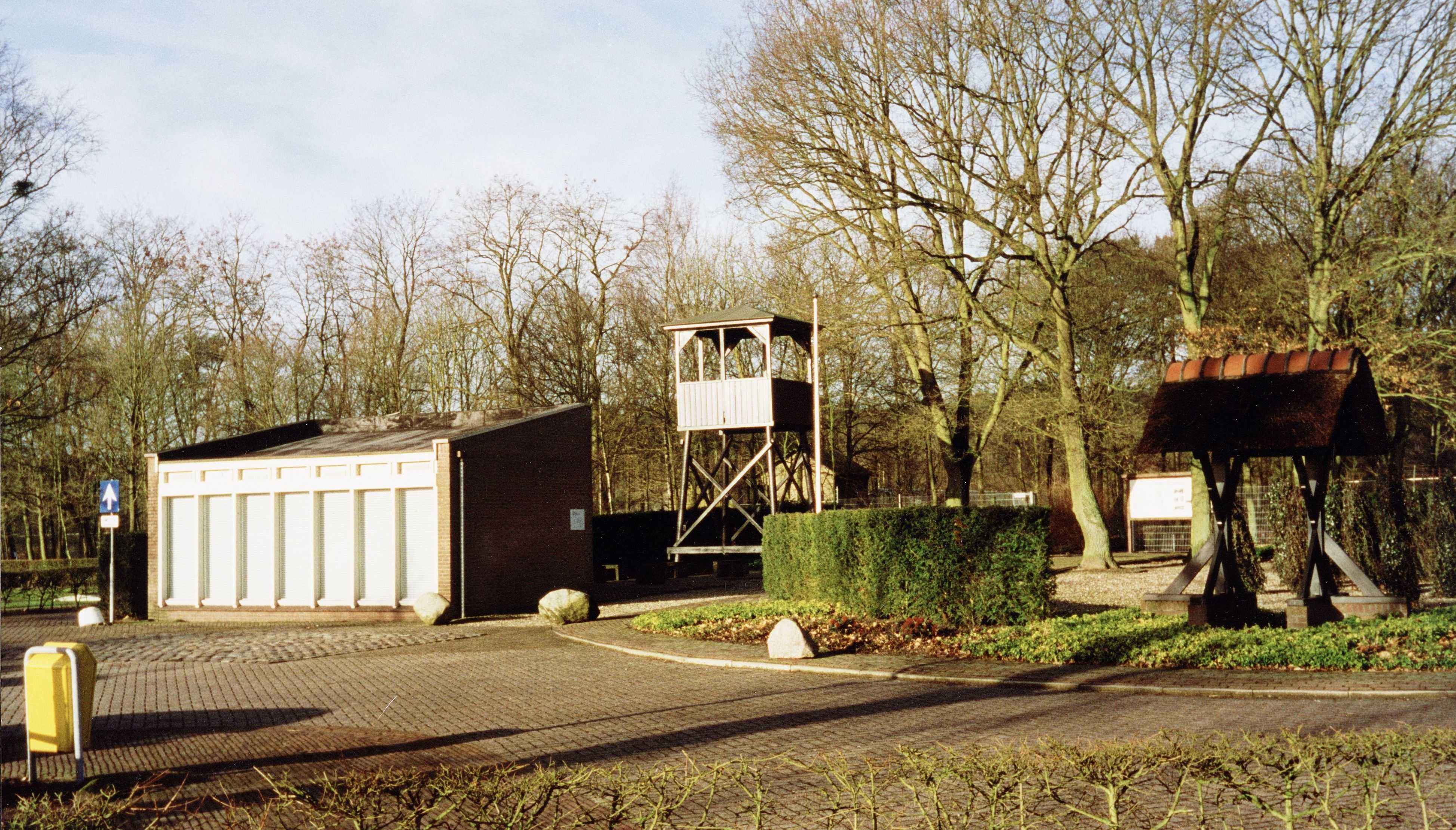 Gedenkplaats van Kamp Amersfoort, met klokketoren en wachttoren. Appelweg in Leusden. 